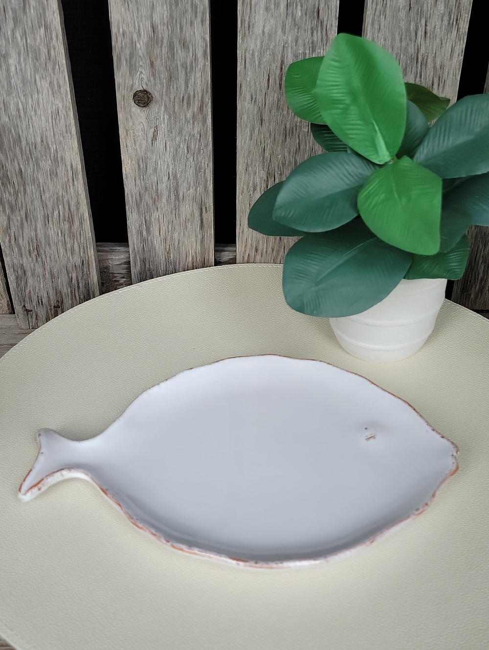 Vietri Pesce Bianco White Ceramic 9" Plate- Made In Italy Discontinued - Picture 2 of 6